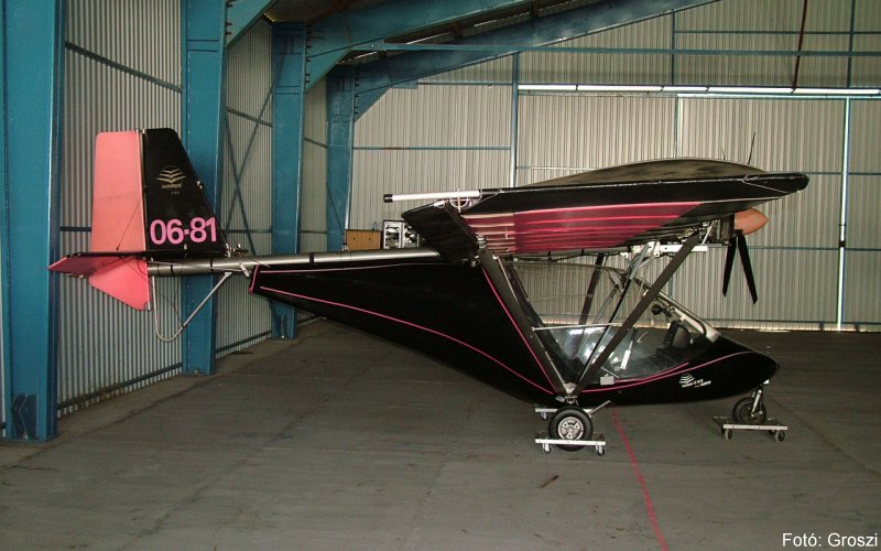 Kép a 06-81 lajstromú gépről.