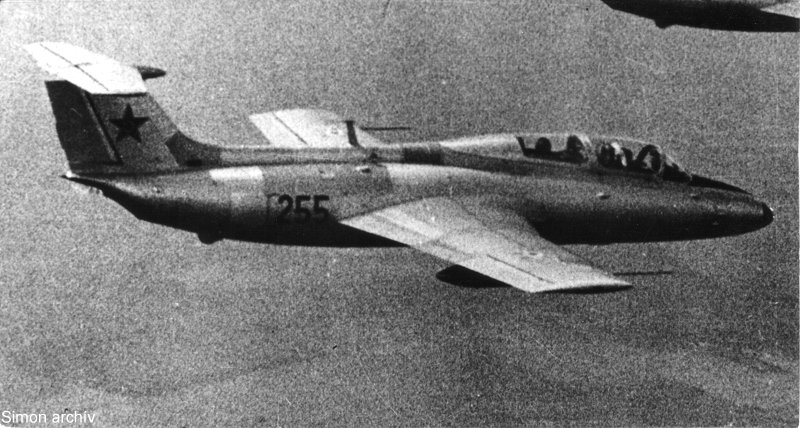 Kép a Aero L-29 Delfín típusú, 255 oldalszámú gépről.