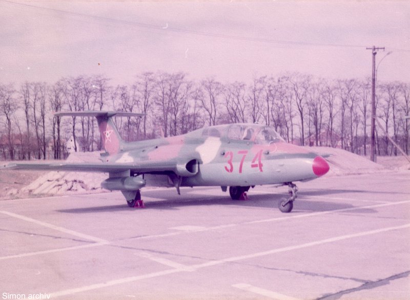 Kép a Aero L-29 Delfín típusú, 374 oldalszámú gépről.