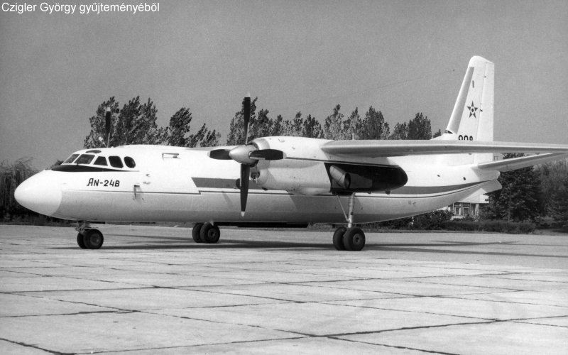 Kép a Antonov An-24 típusú, 908 oldalszámú gépről.