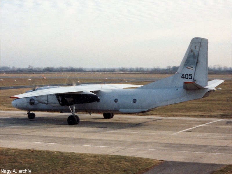 Kép a Antonov An-26 típusú, 405 oldalszámú gépről.