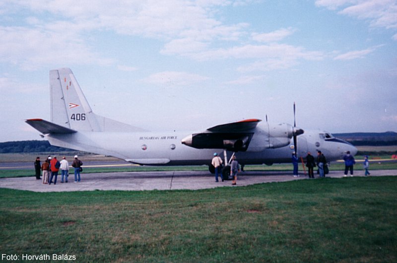 Kép a Antonov An-26 típusú, 406 oldalszámú gépről.