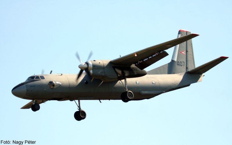 Kép a Antonov An-26 típusú, 407 oldalszámú gépről.