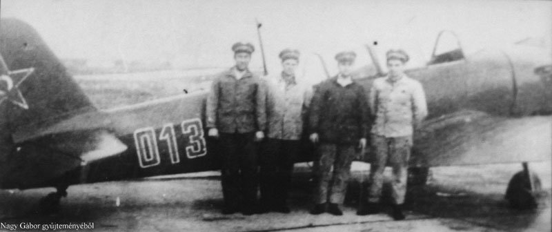 Kép a Jakovlev Jak-18 típusú, piros 013 oldalszámú gépről.