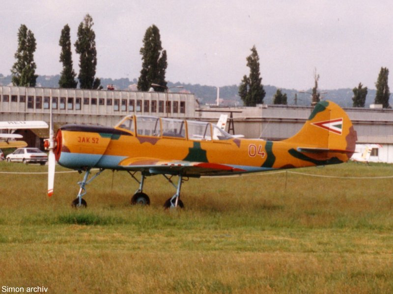 Kép a Jakovlev Jak-52 típusú, 04 oldalszámú gépről.