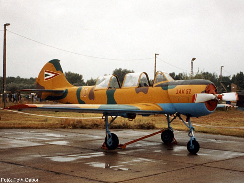 Kép a Jakovlev Jak-52 típusú, 10 oldalszámú gépről.