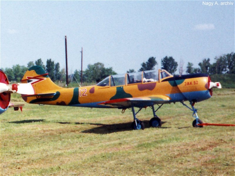 Kép a Jakovlev Jak-52 típusú, 12 oldalszámú gépről.