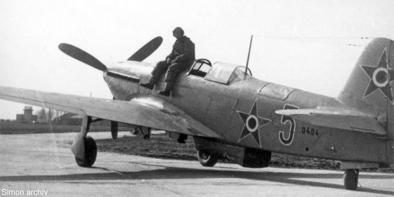 Kép a Jakovlev Jak-9 típusú, piros 5 oldalszámú gépről.