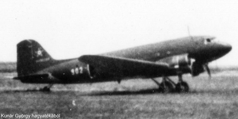 Kép a Liszunov Li-2 típusú, 902 oldalszámú gépről.