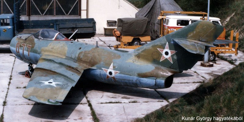 Kép a Mikojan-Gurjevics MiG-15 típusú, 677 oldalszámú gépről.