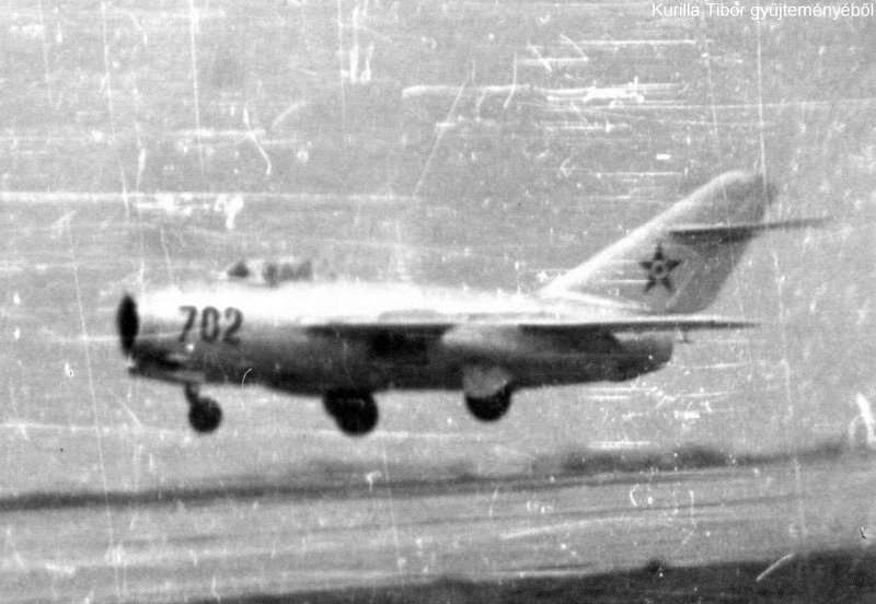 Kép a Mikojan-Gurjevics MiG-15 típusú, 702 oldalszámú gépről.