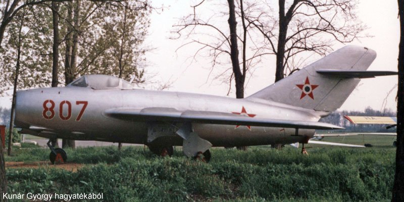 Kép a Mikojan-Gurjevics MiG-15 típusú, 807 (2) oldalszámú gépről.