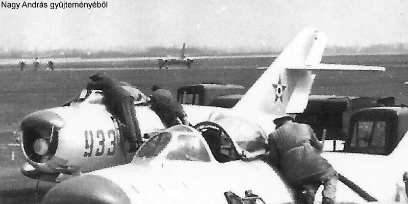 Kép a Mikojan-Gurjevics MiG-17 típusú, 933 oldalszámú gépről.