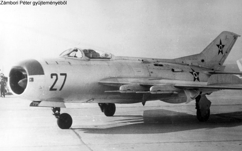 Kép a Mikojan-Gurjevics MiG-19 típusú, 27 oldalszámú gépről.