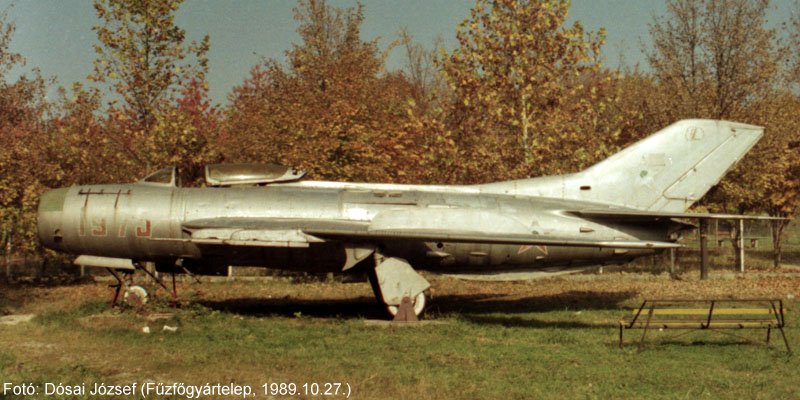 Kép a Mikojan-Gurjevics MiG-19 típusú, 32 oldalszámú gépről.