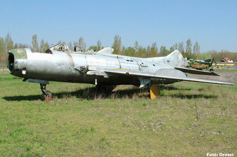 Kép a Mikojan-Gurjevics MiG-19 típusú, 32 oldalszámú gépről.