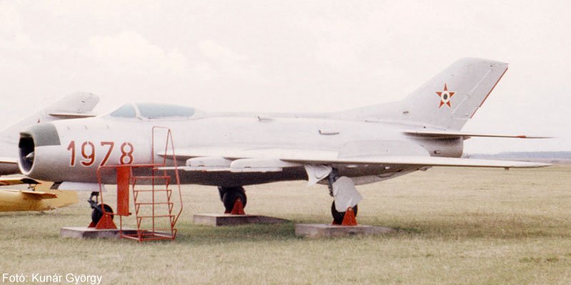 Kép a Mikojan-Gurjevics MiG-19 típusú, 34 oldalszámú gépről.
