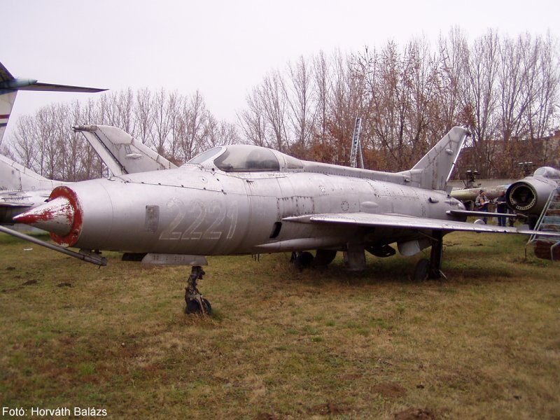 Kép a Mikojan-Gurjevics MiG-21 típusú, 2221 oldalszámú gépről.