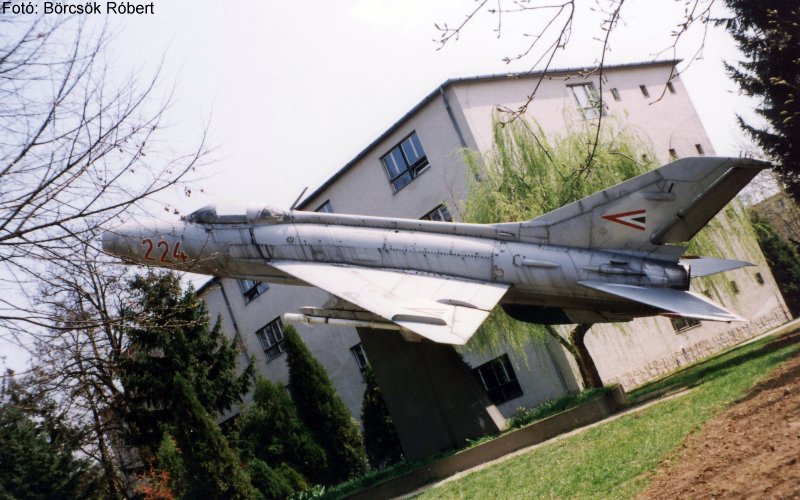Kép a Mikojan-Gurjevics MiG-21 típusú, 224 oldalszámú gépről.