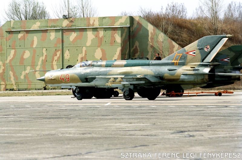 Kép a Mikojan-Gurjevics MiG-21 típusú, 49 oldalszámú gépről.