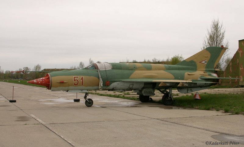 Kép a Mikojan-Gurjevics MiG-21 típusú, 51 oldalszámú gépről.