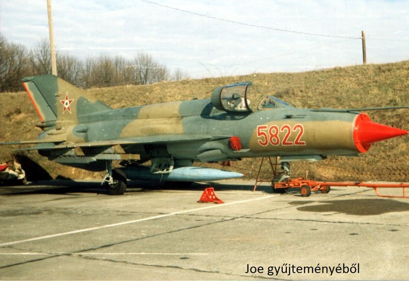 Kép a Mikojan-Gurjevics MiG-21 típusú, 5822 oldalszámú gépről.