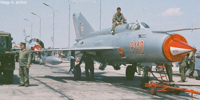 Kép a Mikojan-Gurjevics MiG-21 típusú, 8110 oldalszámú gépről.