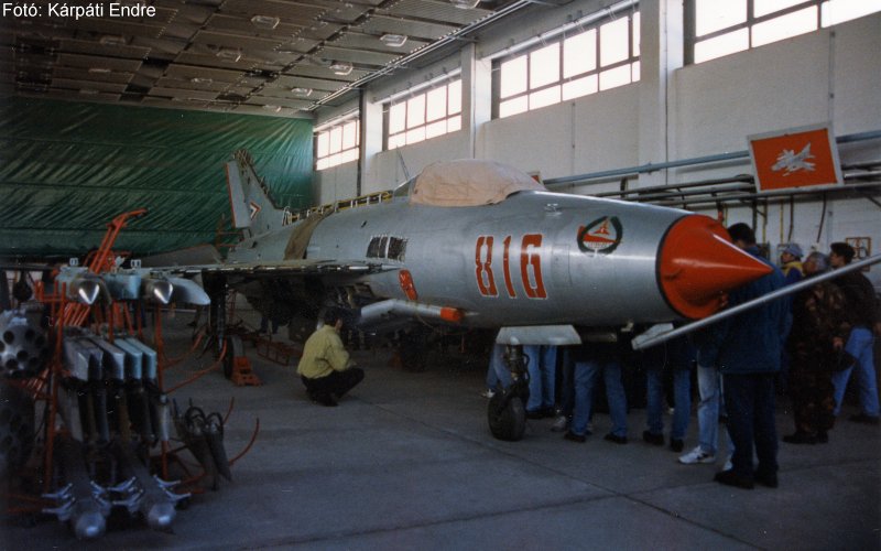 Kép a Mikojan-Gurjevics MiG-21 típusú, 816 oldalszámú gépről.