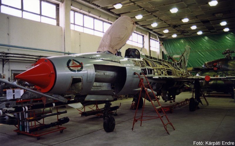 Kép a Mikojan-Gurjevics MiG-21 típusú, 816 oldalszámú gépről.