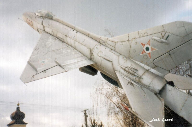 Kép a Mikojan-Gurjevics MiG-21 típusú, 817 oldalszámú gépről.