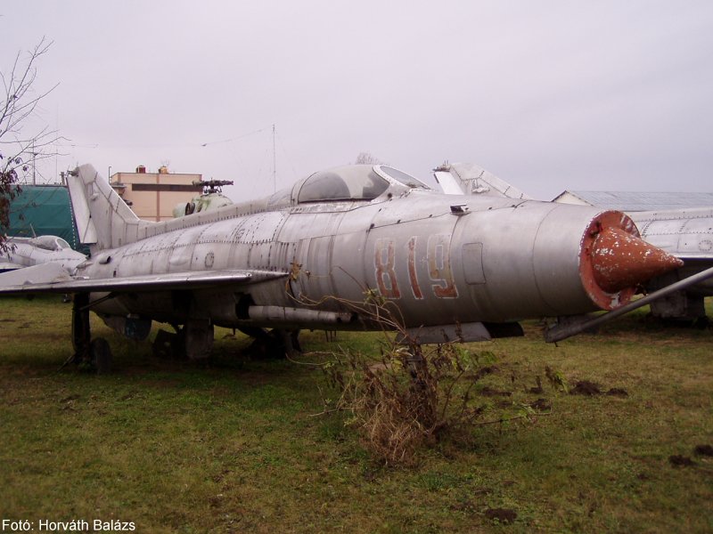 Kép a Mikojan-Gurjevics MiG-21 típusú, 819 oldalszámú gépről.