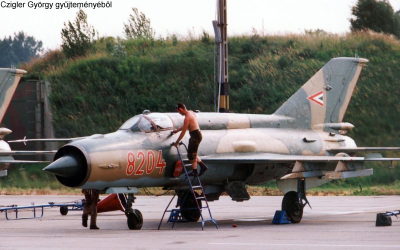 Kép a Mikojan-Gurjevics MiG-21 típusú, 8204 oldalszámú gépről.