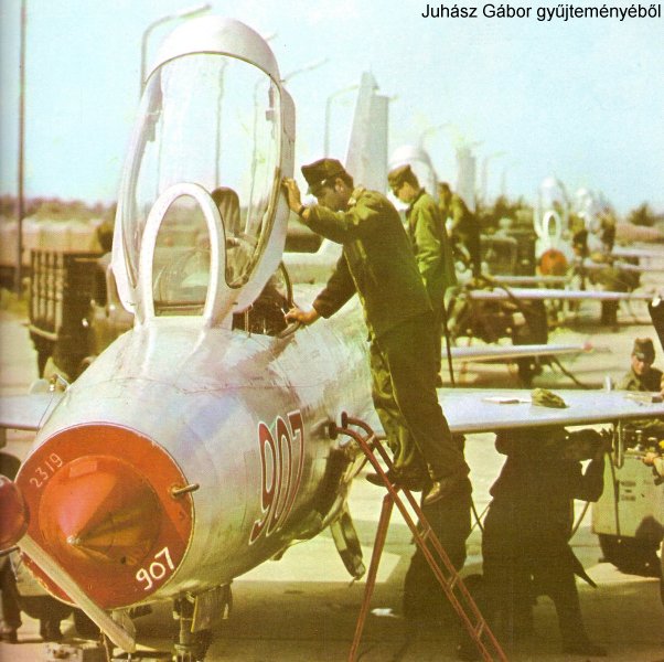 Kép a Mikojan-Gurjevics MiG-21 típusú, 907 (1) oldalszámú gépről.