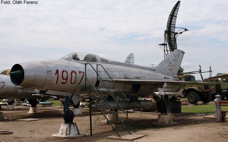 Kép a Mikojan-Gurjevics MiG-21 típusú, 907 (1) oldalszámú gépről.
