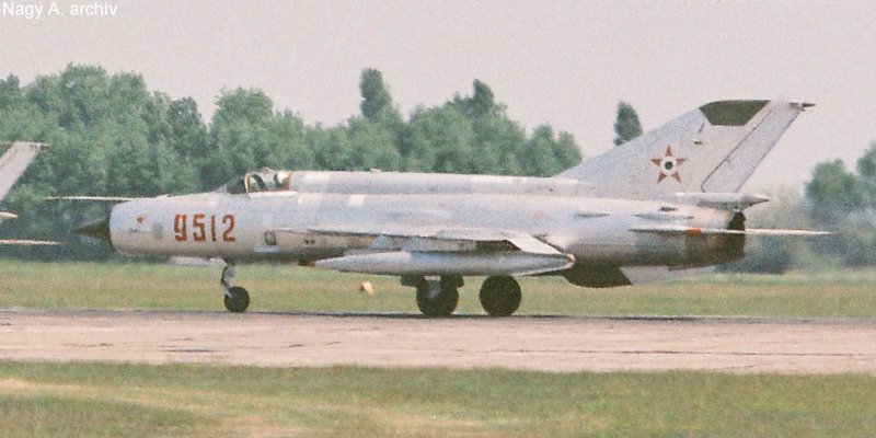 Kép a Mikojan-Gurjevics MiG-21 típusú, 9512 oldalszámú gépről.