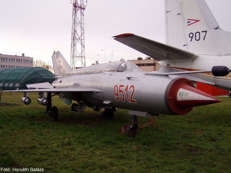Kép a Mikojan-Gurjevics MiG-21 típusú, 9512 oldalszámú gépről.