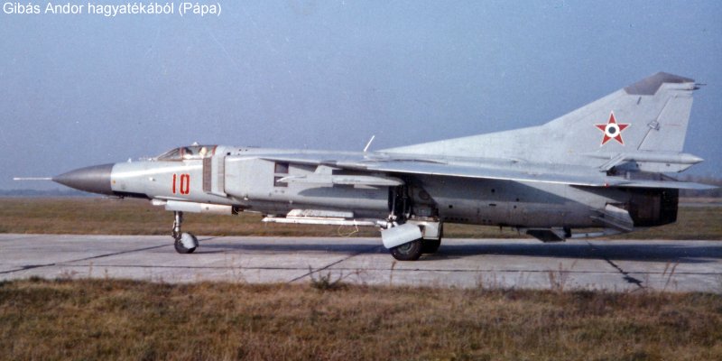 Kép a Mikojan-Gurjevics MiG-23 típusú, 10 oldalszámú gépről.