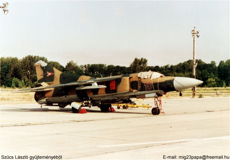 Kép a Mikojan-Gurjevics MiG-23 típusú, 10 oldalszámú gépről.