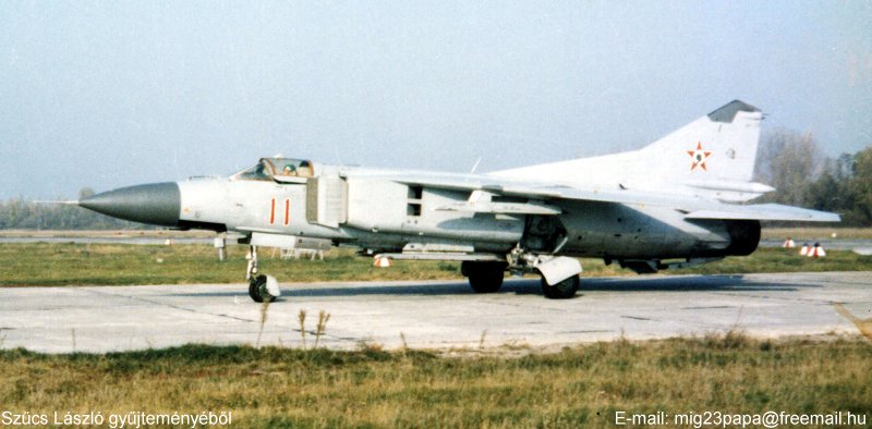Kép a Mikojan-Gurjevics MiG-23 típusú, 11 oldalszámú gépről.