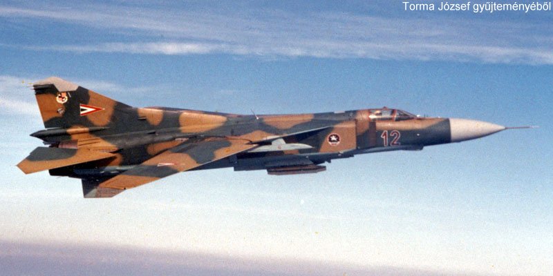 Kép a Mikojan-Gurjevics MiG-23 típusú, 12 oldalszámú gépről.