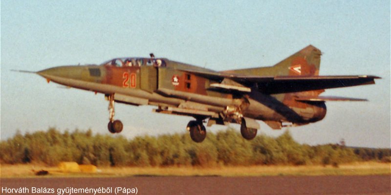 Kép a Mikojan-Gurjevics MiG-23 típusú, 20 oldalszámú gépről.