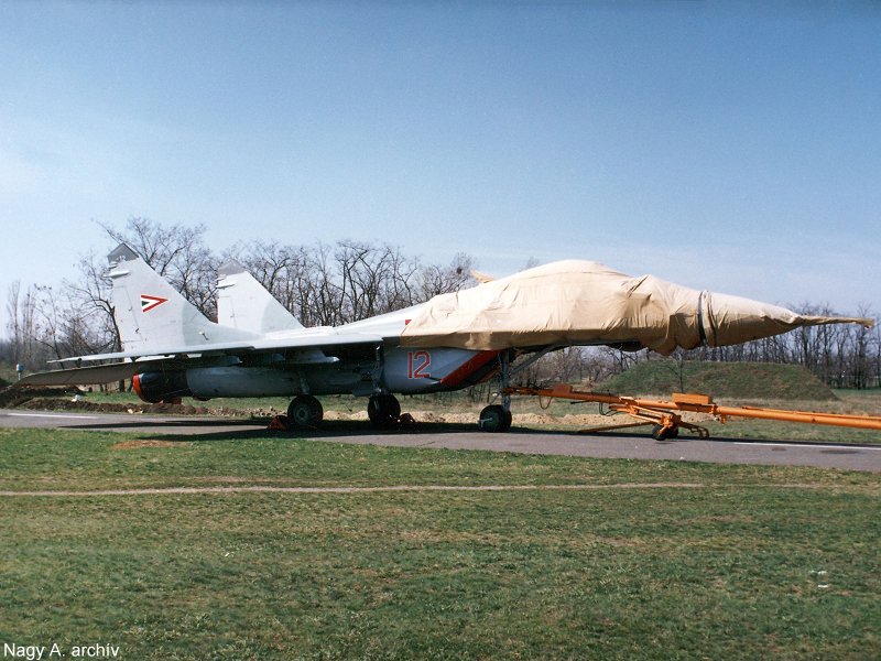 Kép a Mikojan-Gurjevics MiG-29 típusú, 12 oldalszámú gépről.