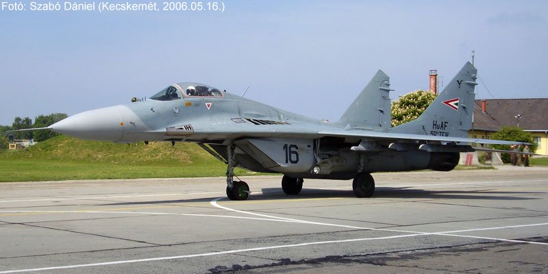 Kép a Mikojan-Gurjevics MiG-29 típusú, 16 oldalszámú gépről.