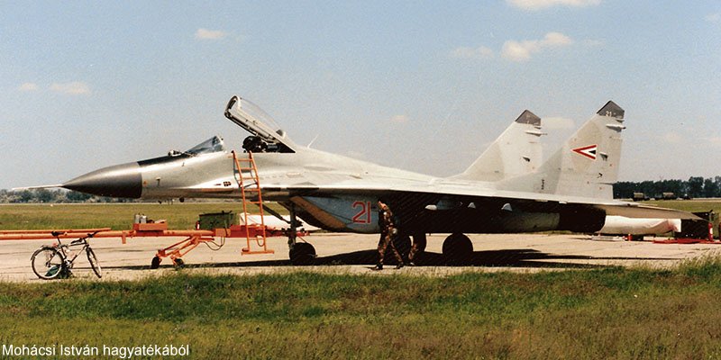 Kép a Mikojan-Gurjevics MiG-29 típusú, 21 oldalszámú gépről.