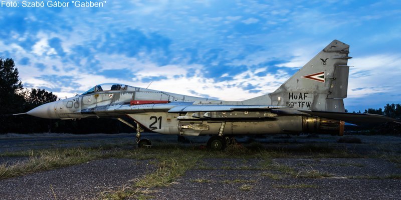 Kép a Mikojan-Gurjevics MiG-29 típusú, 21 oldalszámú gépről.