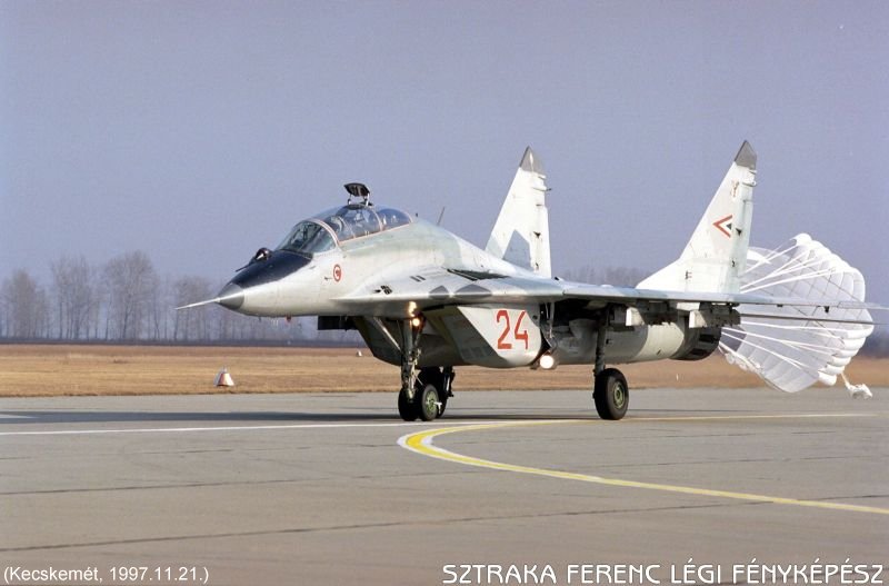Kép a Mikojan-Gurjevics MiG-29 típusú, 24 oldalszámú gépről.