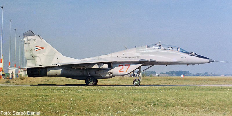Kép a Mikojan-Gurjevics MiG-29 típusú, 27 oldalszámú gépről.