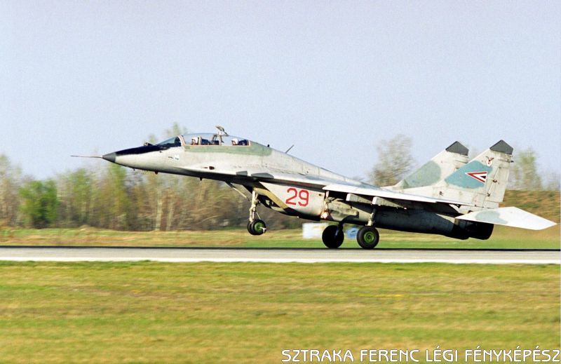 Kép a Mikojan-Gurjevics MiG-29 típusú, 29 oldalszámú gépről.