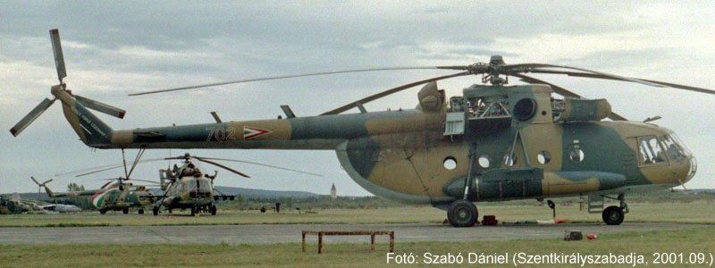 Kép a Mil Mi-17 típusú, 702 oldalszámú gépről.