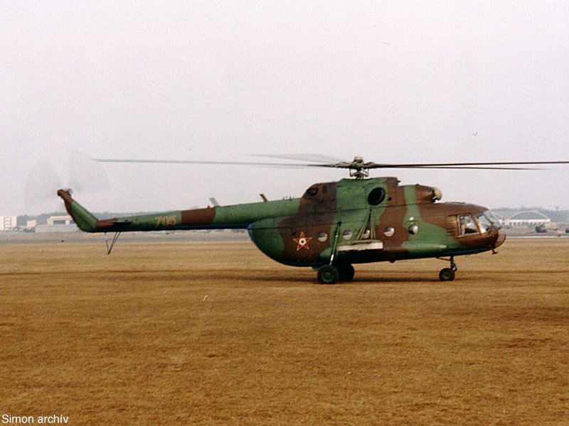 Kép a Mil Mi-17 típusú, 705 oldalszámú gépről.